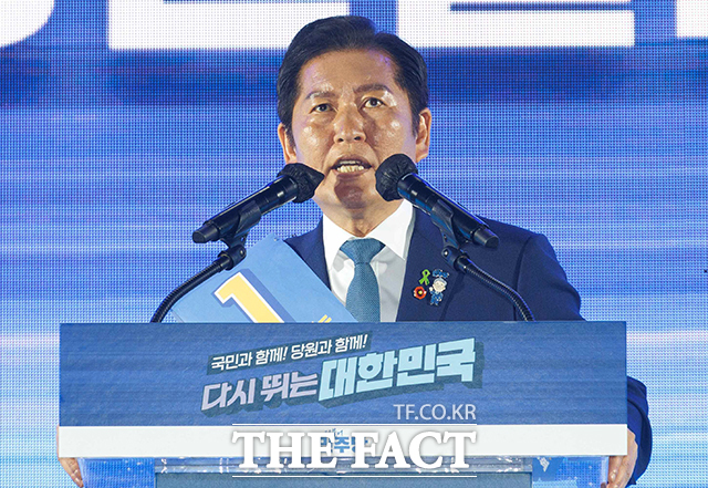 더불어민주당 차기 당대표 선출을 위한 전국당원대회에서 4선의 정청래 후보가 61.74%의 득표율로 이재명 정부 첫 여당 대표로 선출됐다./배정한 기자