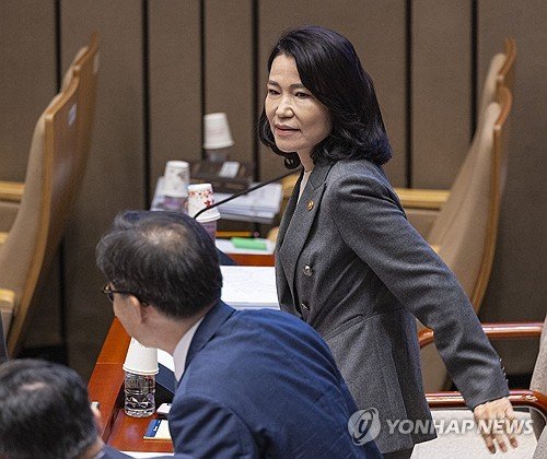 이진숙, '빵' 논란에 "저급한 정치선동…직원 위해 과자류 구입"