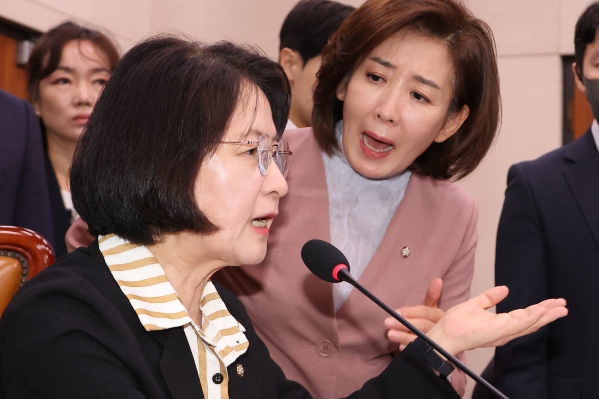 지난 22일 서울 여의도 국회 법제사법위원회에서 나경원 국민의힘 의원이 더불어민주당 소속 추미애 위원장의 질서유지권 발동에 항의하고 있다./ 사진=연합뉴스