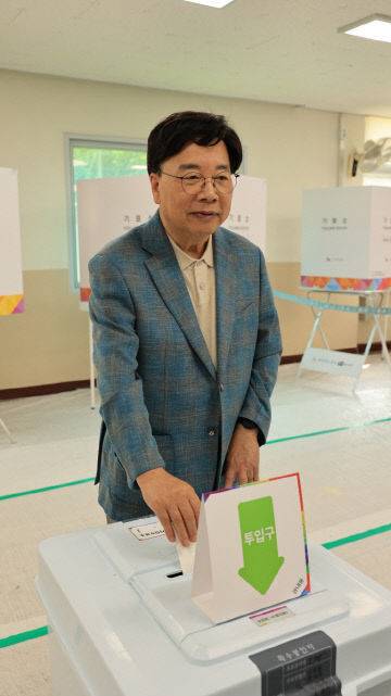 2017년 11월 대전시장직 상실과 피선거권이 박탈된 권선택 전 시장이 2025년 6월 3일 대선을 앞둔 5월 30일 중구 태평동 신평초에서 사전투표를 한 후 투표함에 넣고 있다.