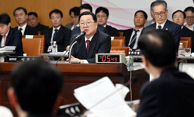 24일 대전시청 대회의실에서 국회 행정안전위원회의 대전시에 대한 국정감사에서 이장우 대전시장이 발언하고 있다. 이성희 기자 token77@