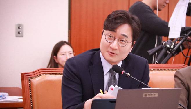 장철민 의원이 4일 성평등가족부 국정감사에서 대전청소년성문화센터와 대덕구 청소년상담복지센터 수탁 운영자인 '넥스트클럽’의 각종 의혹들을 제기하고 있다. 사진제공=장철민 의원실