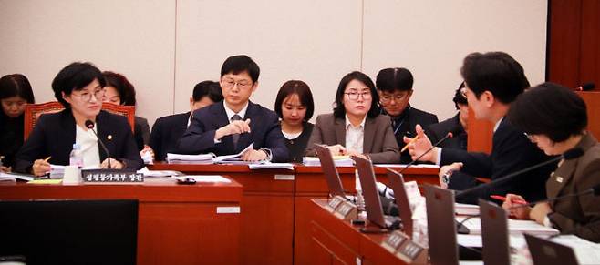 원민경 성평등가족부 장관이 4일 장철민 의원이 제기한 넥스트클럽과 관련한 여러 의혹을 듣고 있다. 사진제공=장철민 의원