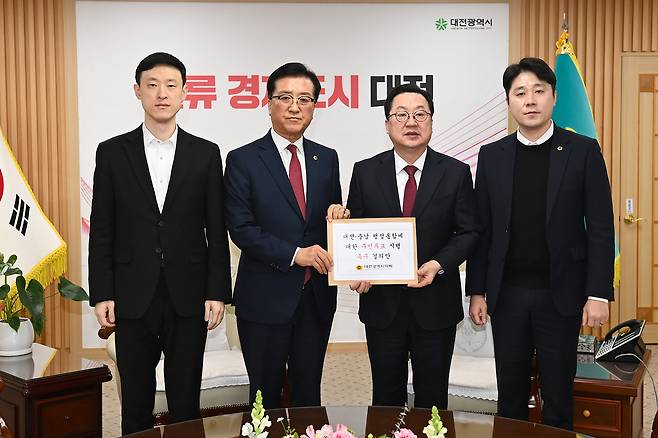 이장우 대전시장(왼쪽 세 번째)과 조원휘 대전시의장(왼쪽 두 번째), 이중호 대전시의원(왼쪽 첫 번째), 김진오 대전시의원이 11일 행정안전부에 대전·충남 행정통합 주민투표 시행 촉구 결의안을 전달하기에 앞서 기념촬영을 하고 있다. 김영태 기자