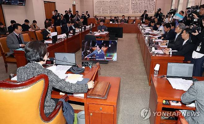 추미애 국회 법제사법위원회 위원장이 23일 국회 법제사법위원회 전체 회의에서 안건을 상정하고 있다.  (사진= 연합뉴스)