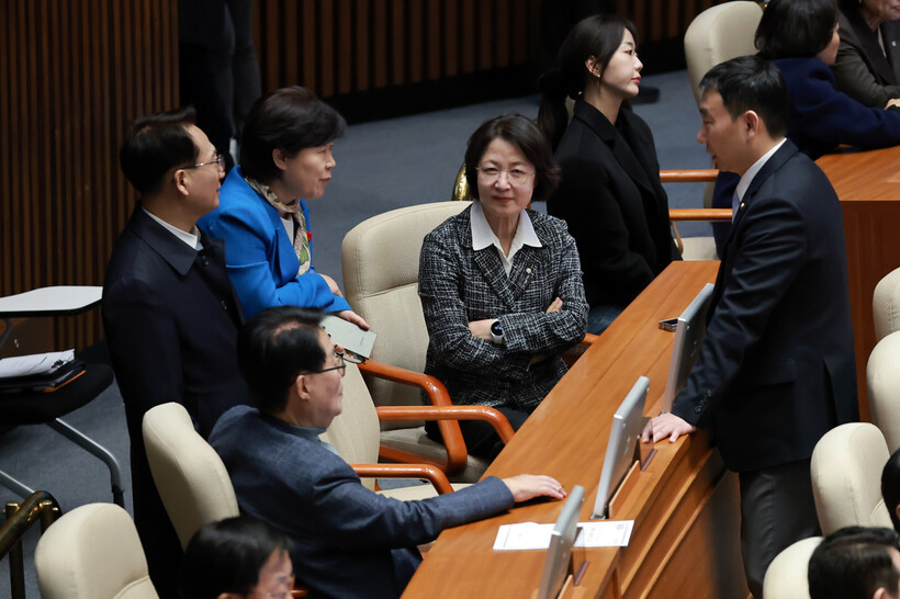 국회 법제사법위원장인 더불어민주당 추미애 의원이 지난 28일 국회에서 열린 2월 임시국회 8차 본회의에서 법사위 여당 간사 김용민 의원, 법사위원인 서영교·박지원 의원과 대화하고 있다. 연합뉴스