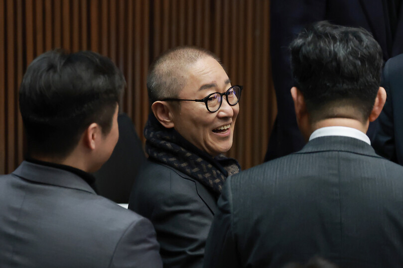 더불어민주당 박범계 의원이 지난 28일 국회에서 열린 2월 임시국회 8차 본회의에서 의원들과 대화하고 있다. 박 의원은 그날 열린 자신의 출판기념회에서 대전·충남 행정 통합을 촉구하며 삭발했다. 연합뉴스