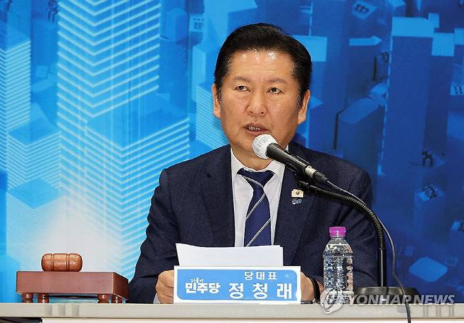 더불어민주당 정청래 대표가 25일 충북 충주시 유네스코국제무예센터 국제회의장에서 열린 민생현장 최고위원회의에서 발언하고 있다./사진=연합뉴스