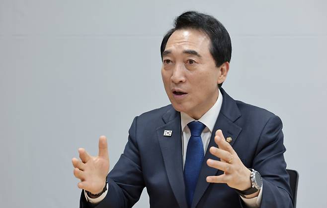 더불어민주당 박수현 충남도지사 후보가 23일 서울 여의도 국회에서 본지와 인터뷰하고 있다. 박 지사는 “도지사에 당선되는 즉시 충남·대전 행정 통합을 재추진하겠다”면서 필요하다면 자신의 임기를 2년 단축해 2028년 총선 때 통합시장을 선출할 수 있도록 하겠다고 했다. /남강호 기자