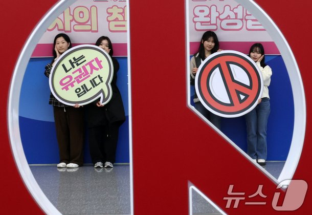 선거구 내 단체에 책 뿌린 대전 서구청장 예비후보 검찰 고발