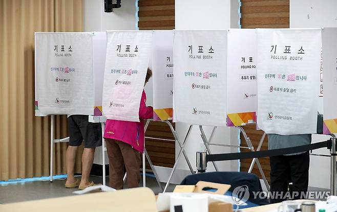 아침부터 부지런히 사전투표 (공주=연합뉴스) 이주형 기자 = 제9회 전국동시지방선거 사전투표 이틀 차인 30일 오전 충남 공주시 반포면행정복지센터 2층에 마련된 사전투표소에서 유권자들이 투표하고 있다. 2026.5.30 coolee@yna.co.kr