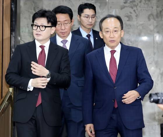 2024년 11월 당시 한동훈 국민의힘 대표가 국회에서 열린 재정준칙 도입을 위한 긴급 정책간담회에 참석하고 있다. 오른쪽은 추경호 원내대표. 전민규 기자
