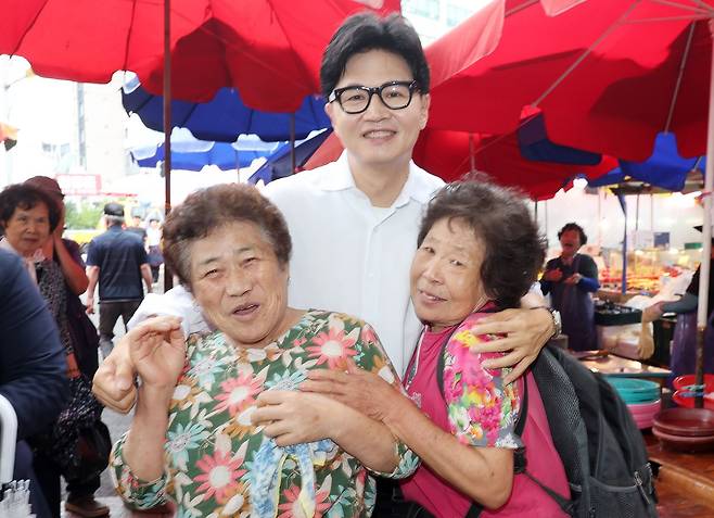 무소속 한동훈 의원이 6월 20일 부산 북구 구포시장에서 주민과 만나 기념촬영하고 있다. 송봉근 객원기자
