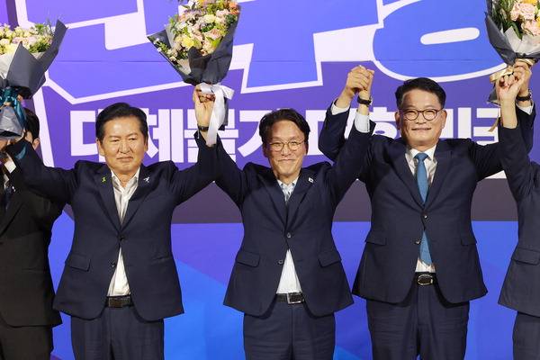 지난 23일 더불어민주당 당대표 후보로 나선 (왼쪽부터)정청래·김민석·송영길 후보가 예비경선을 통과한 후 기념촬영을 하고 있다. 연합뉴스