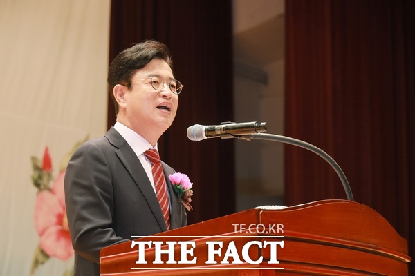 제81주년 광복절 경축식이 15일 대전시청 대강당에서 개최된 가운데 허태정 대전시장이 경축사를 하고 있다. /대전시