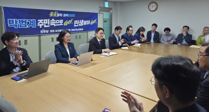[대전=뉴시스] 조명휘 기자 = 박범계(대전 서구을) 더불어민주당 국회의원과 '불금정치 골목민생단' 활동을 통해 주민의견을 수렴하고 있다. (사진= 서구을 지역위원회 제공) 2026.10.08  *재판매 및 DB 금지